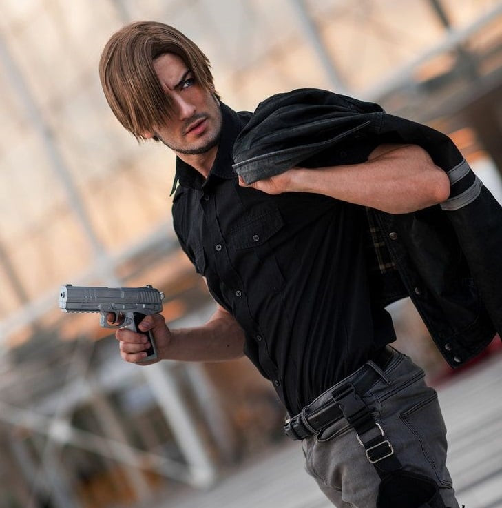 Resident Evil Leon Kennedy Wig - Short Brown Curtained Wig Resident Evil Degeneration Leon Kennedy Cosplay Costume