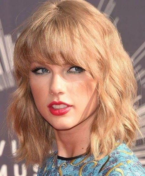 Taylor Swift Wig - Short Blonde Wavy Side Bangs Wig Taylor Swift Cosplay Costume
